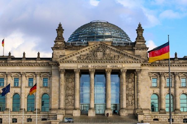 Infobrief 404 (10/2018): Bundestag debattiert über Deutsch ins Grundgesetz